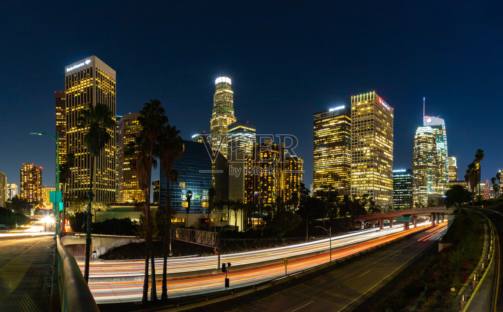 夜晚的洛杉矶市区和港口高速公路照片摄影图片