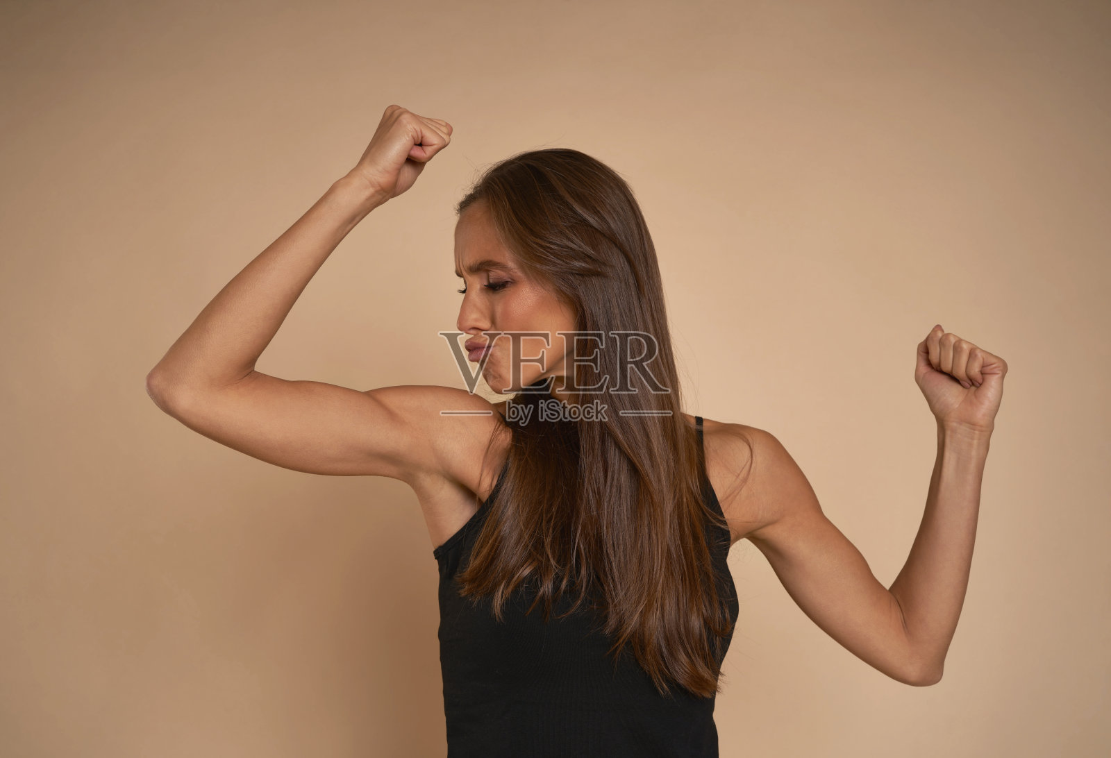 白人女性举起双手展示肌肉照片摄影图片