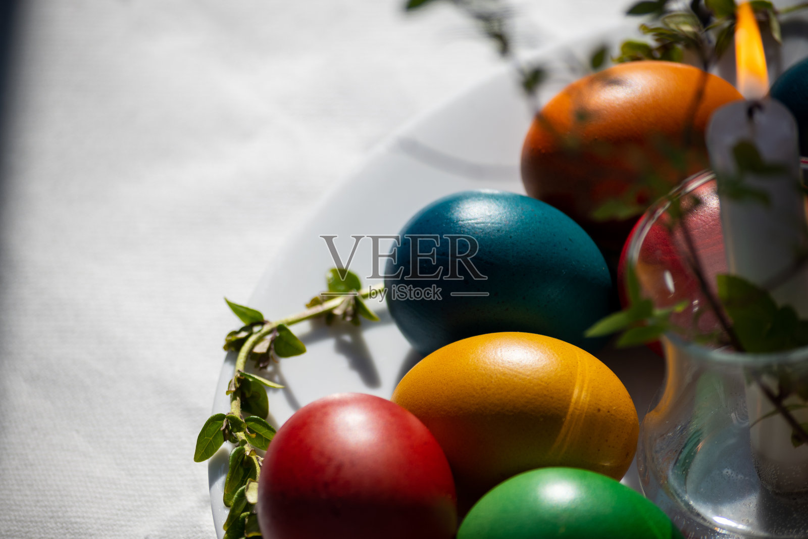 复活节蜡烛蓝色，橙色和红色的鸡蛋早晨，明亮的鸡蛋，蜡烛，复制空间照片摄影图片