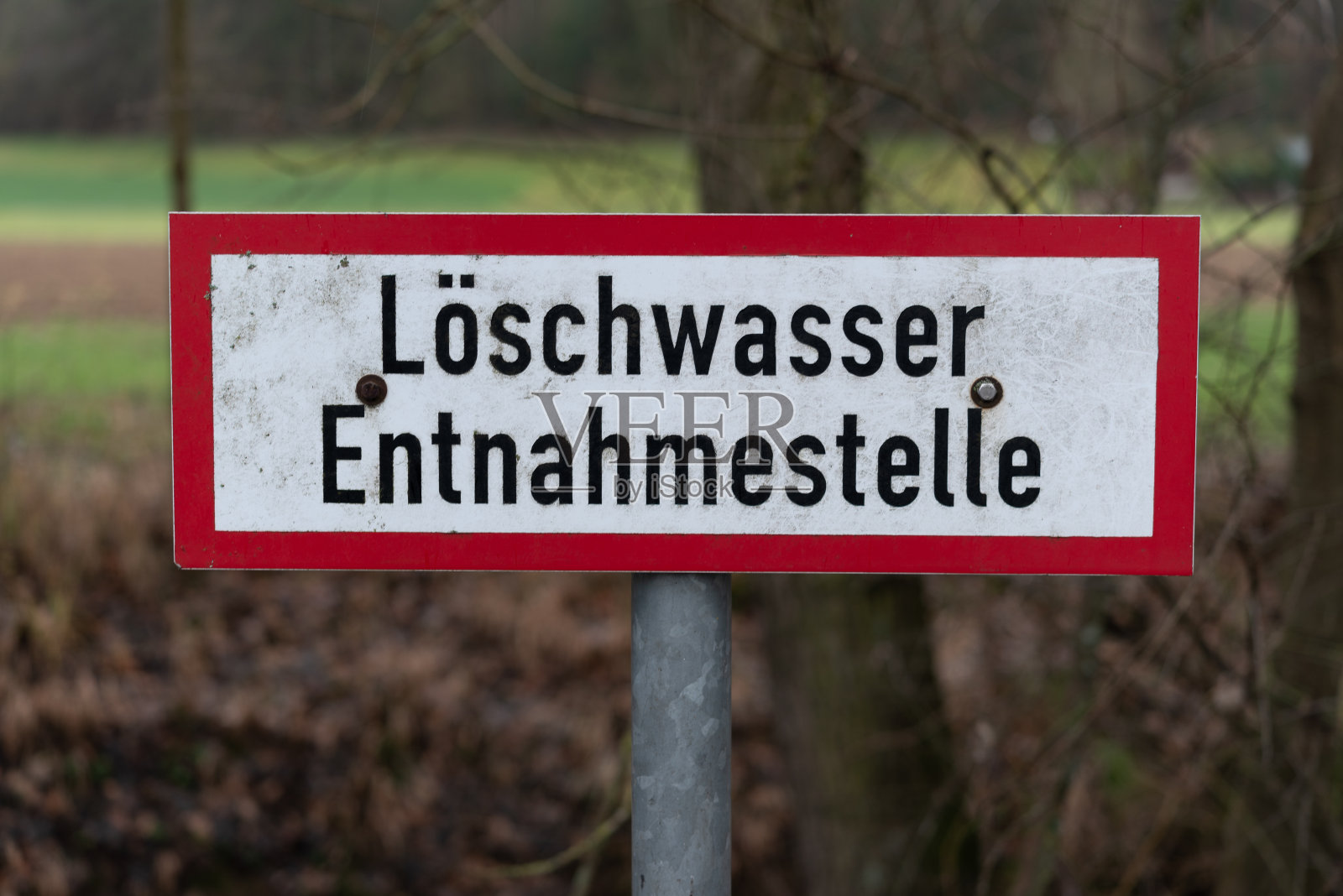 靠近一个标志，熄灭水龙头点照片摄影图片