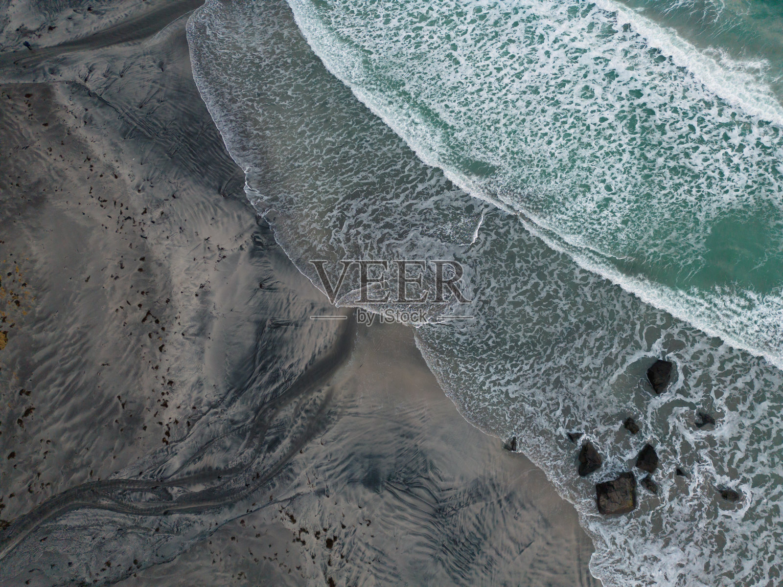 挪威，斯卡森登岛的鸟瞰图，蓝色蓝绿色的海水，夏天的海洋。水在海洋材料图案纹理壁纸背景。照片摄影图片