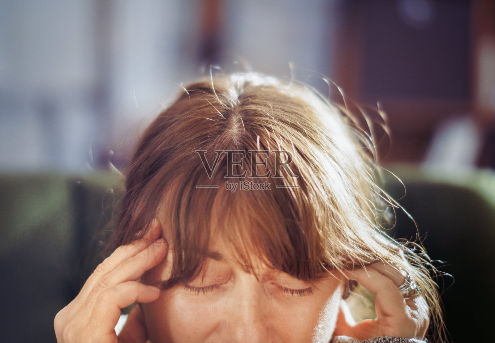 痛苦的偏头痛照片摄影图片