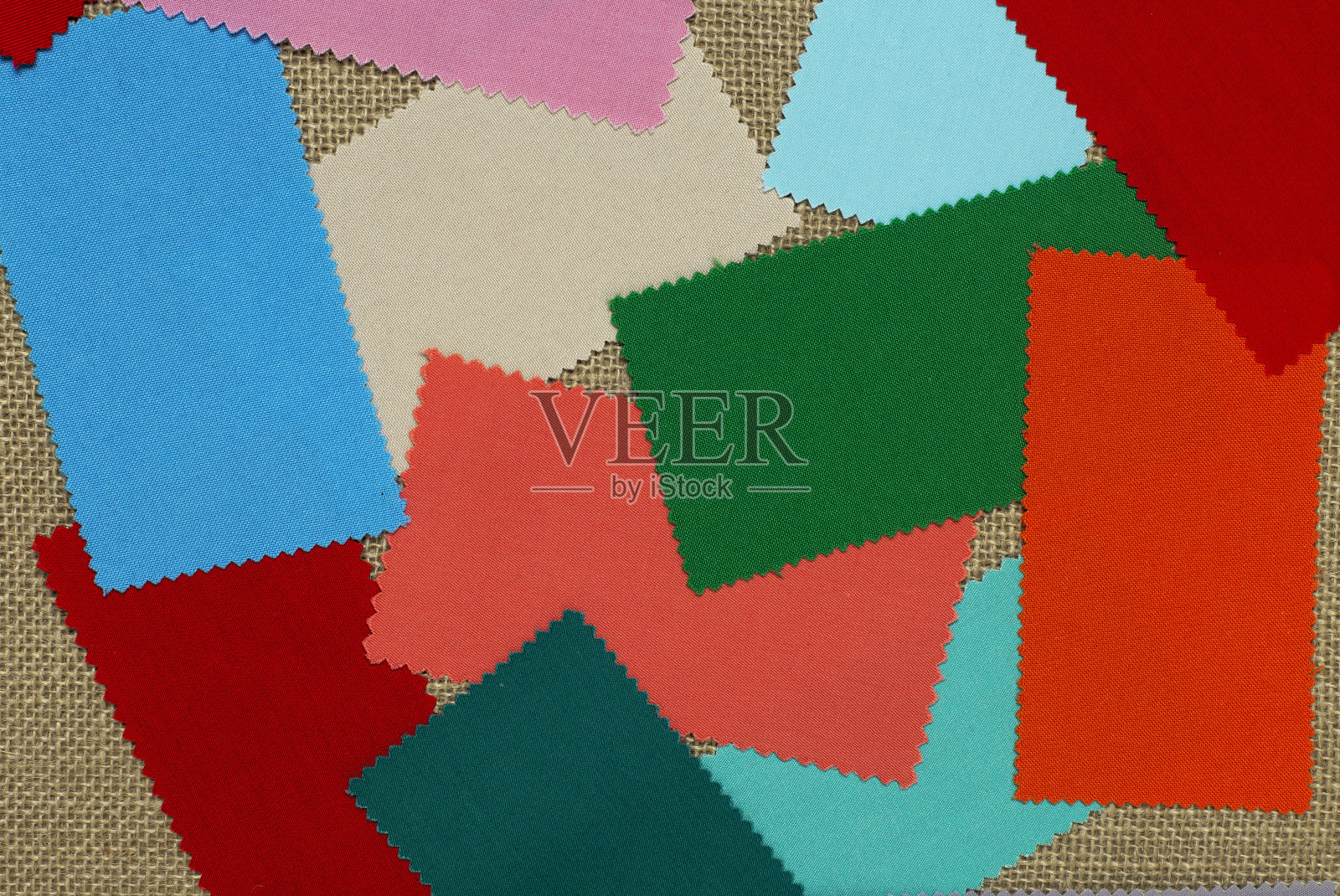 背景来自彩色的织物碎片。用于刺绣和创意的面料样品。照片摄影图片