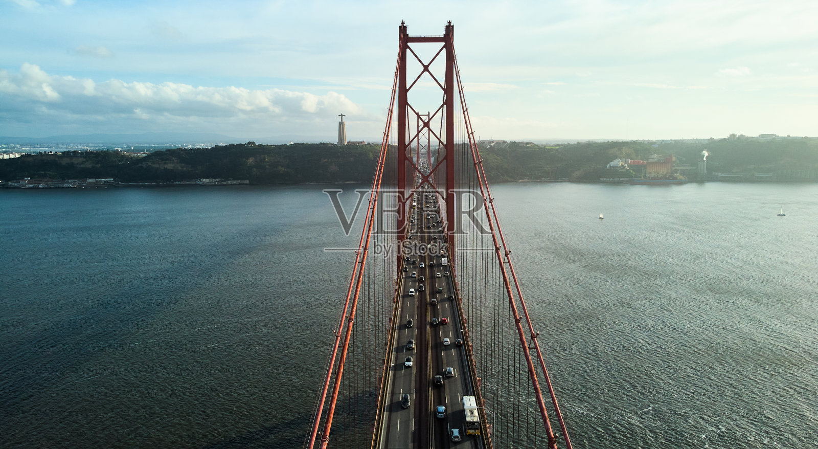 4月25日葡萄牙里斯本桥的鸟瞰图。塔古斯河上著名的地标。照片摄影图片