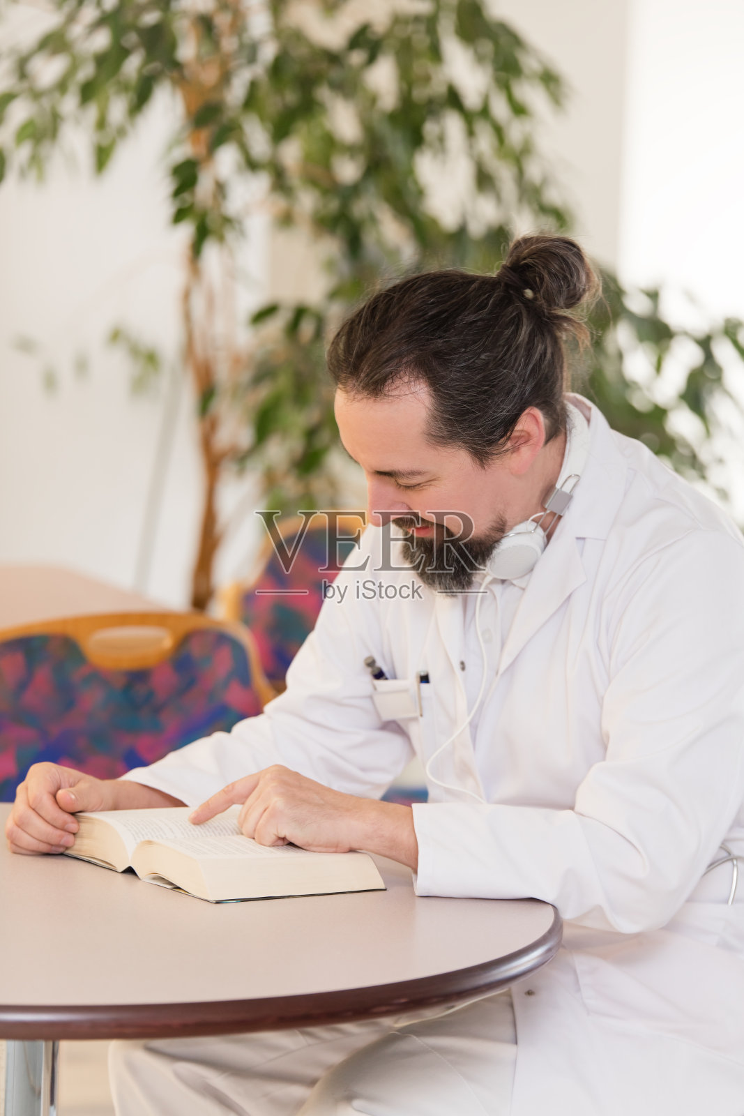 一家医院的医生在午休时间看书照片摄影图片