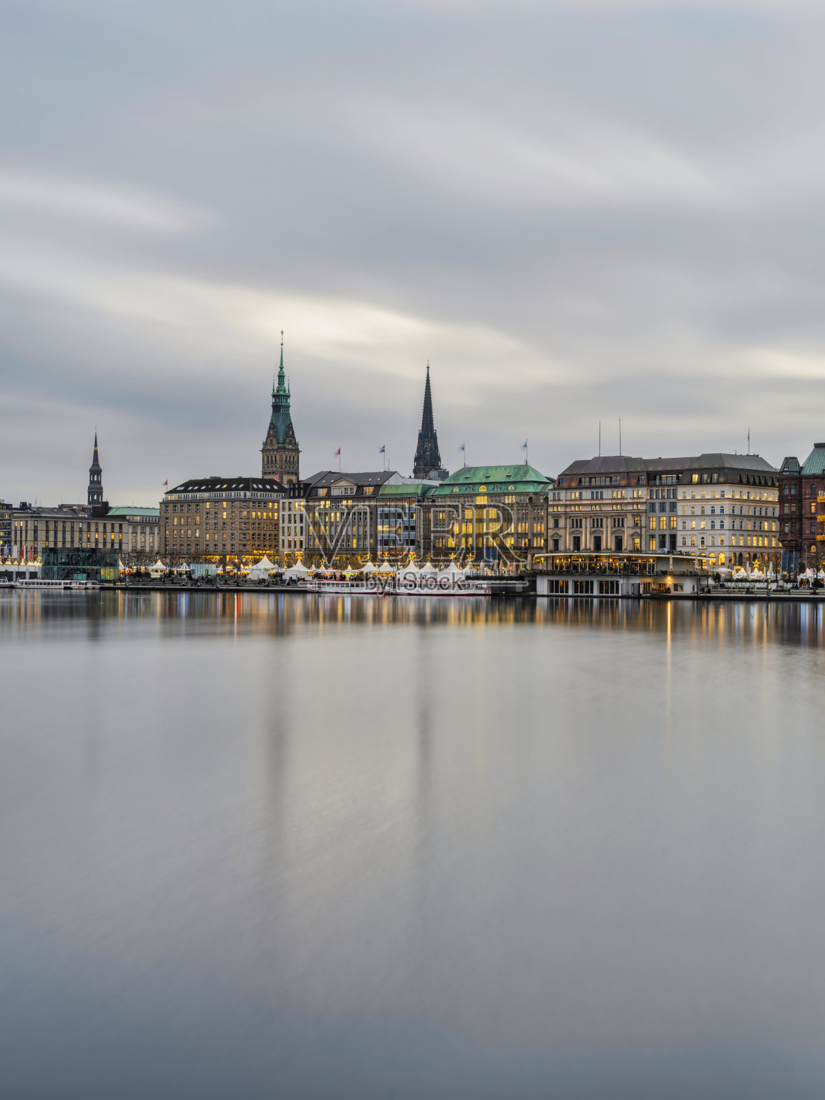 圣诞节日落后，德国汉堡市中心的宾纳尔斯特湖照片摄影图片