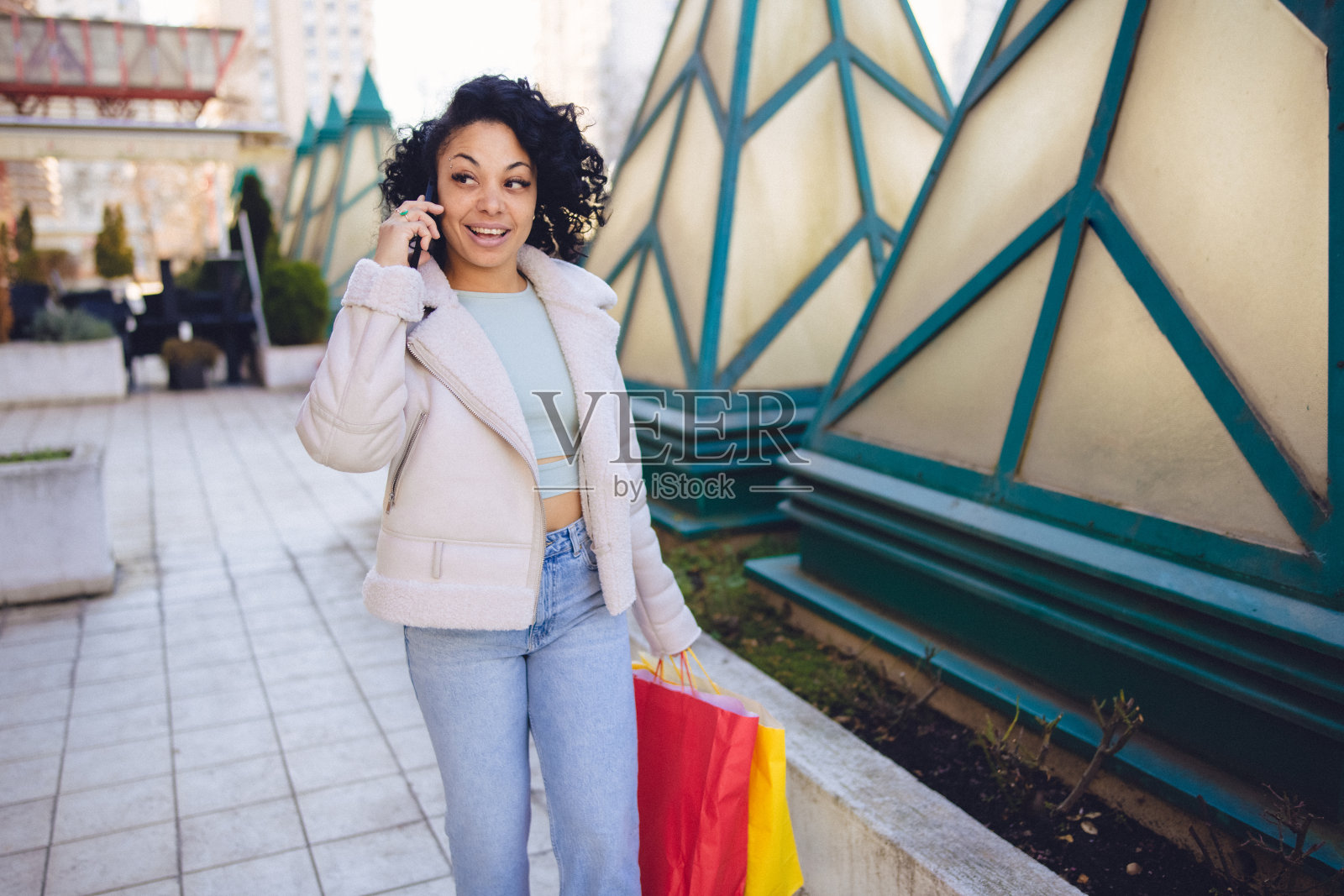 一个拉丁女人的购物日照片摄影图片