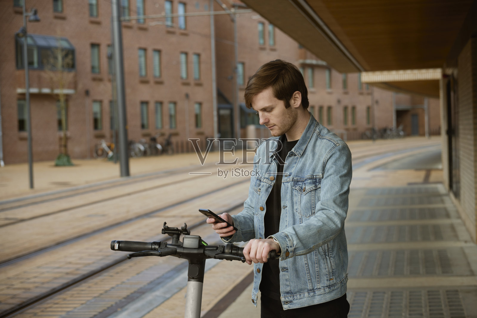 年轻人和电动滑板车照片摄影图片