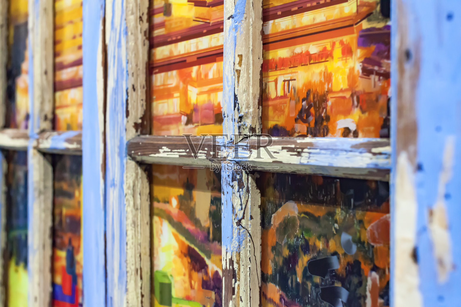 废弃的窗户用染色的木板修补照片摄影图片