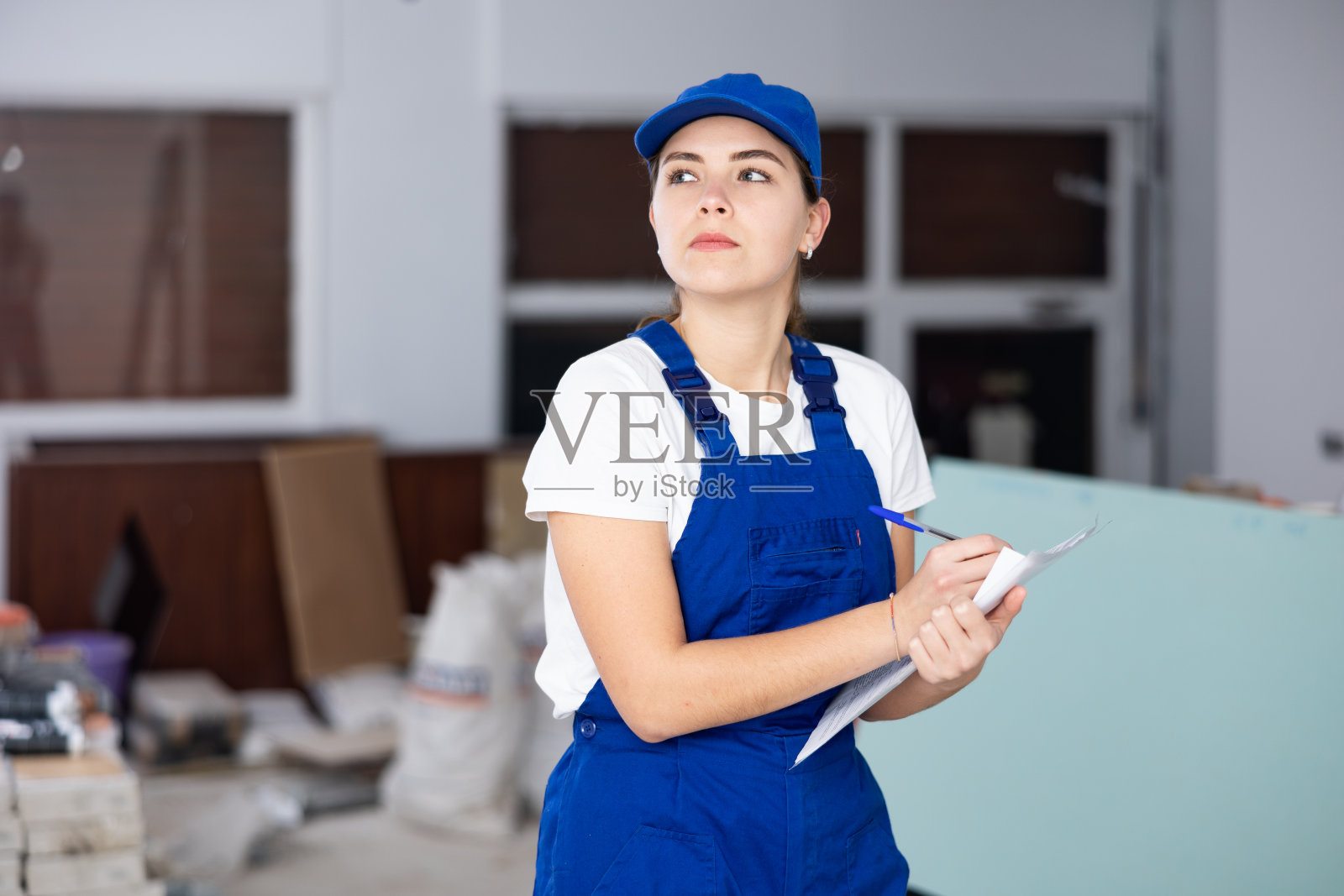 女修理工在公寓填写文件照片摄影图片