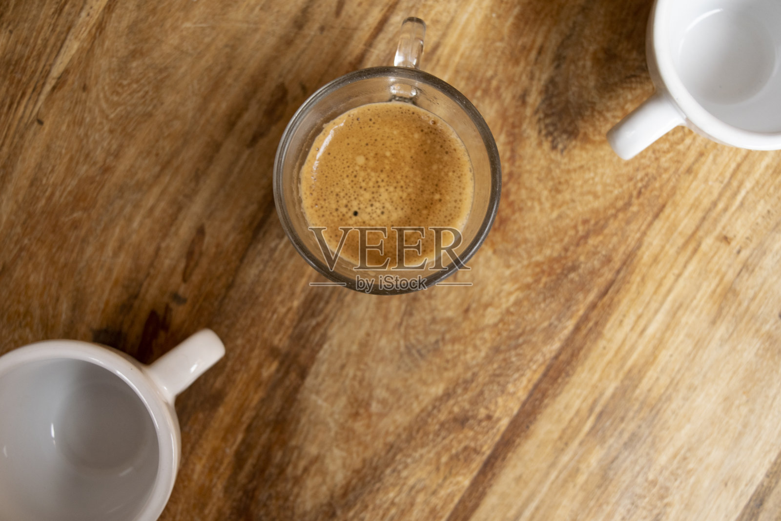 斜着倒三杯浓缩咖啡照片摄影图片