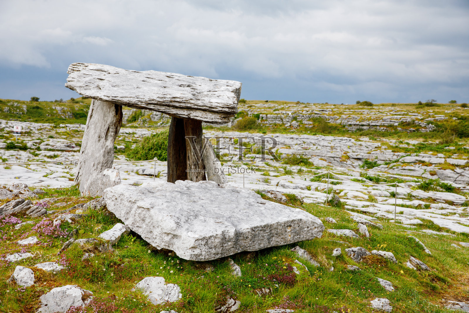 爱尔兰的Poulnabrone Dolmen，英国。在克莱尔郡的伯伦。新石器时代景观壮观。布伦国家公园裸露的喀斯特石灰岩基岩。粗糙的爱尔兰自然。照片摄影图片