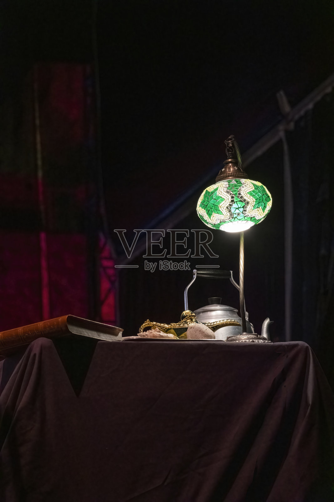 蒂芙尼风格的铅彩绘玻璃吊灯手工制作的工匠在工艺博览会照片摄影图片