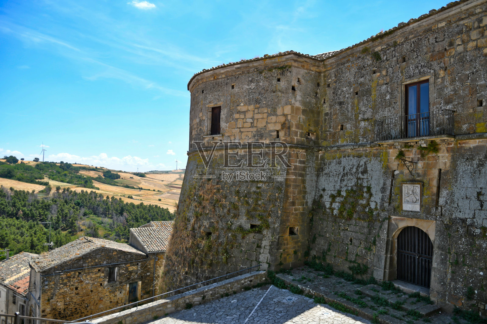 狭窄的街道之间的Rocchetta圣安东尼奥，一个中世纪村庄在普利亚地区照片摄影图片