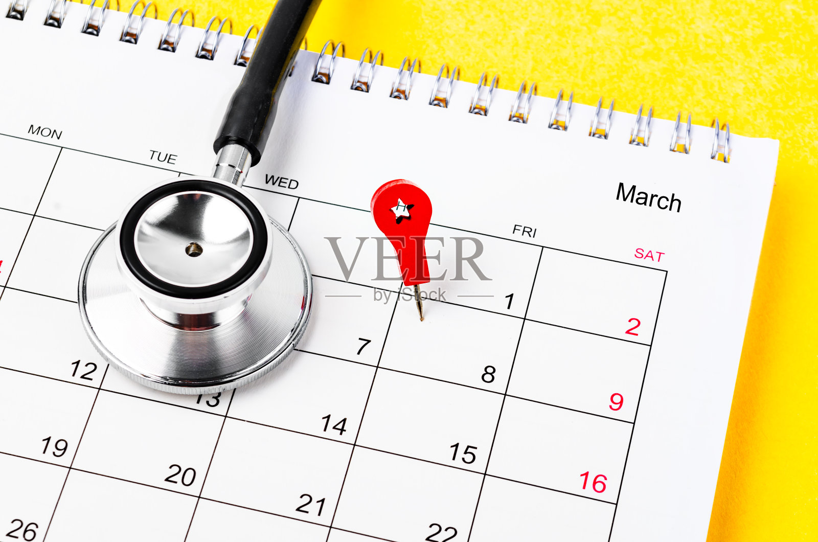 3月11日星期五，空白日历上的刺绣木别针，蓝色背景上有选择性的重点。照片摄影图片