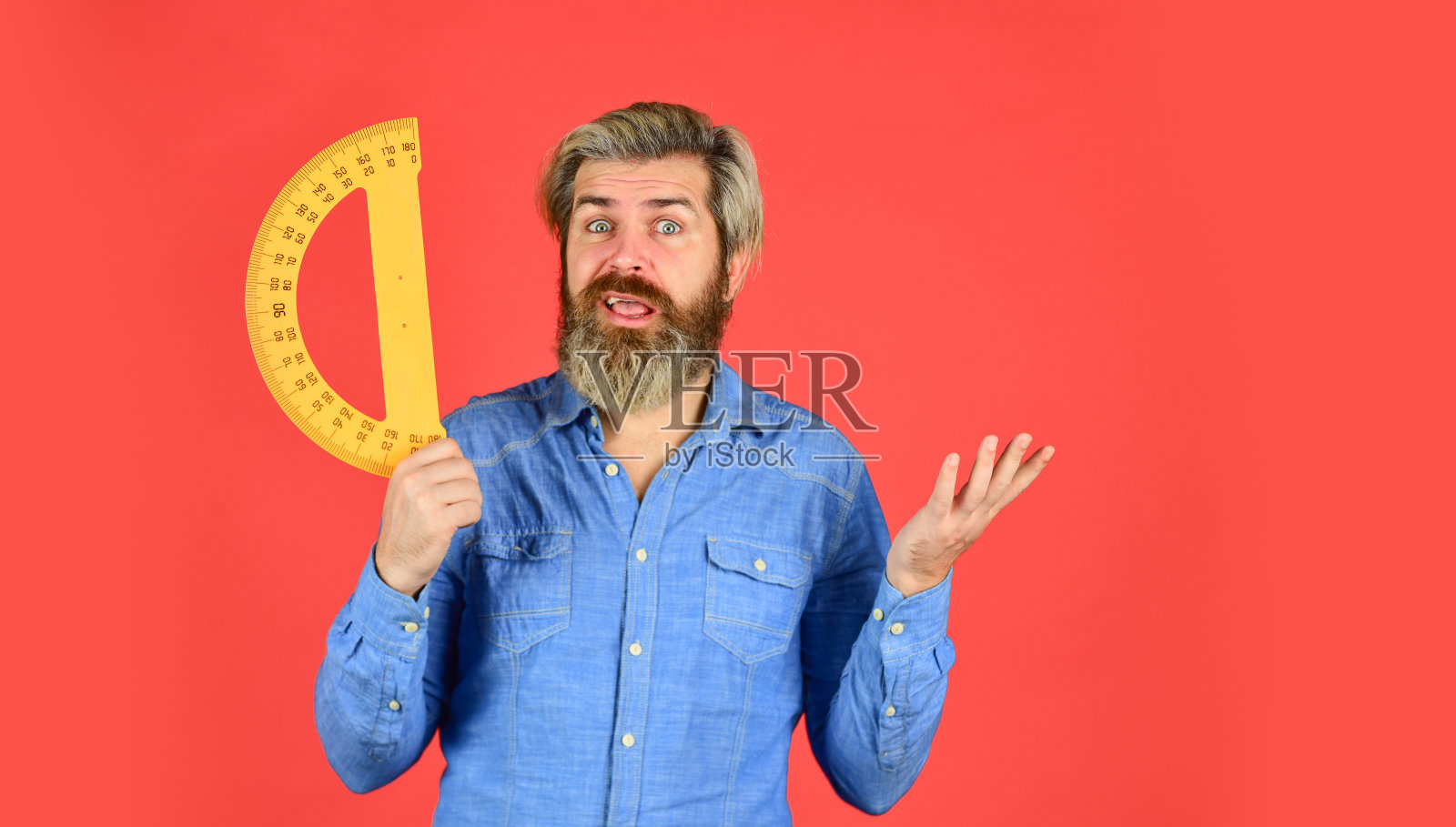 数学还是数学。Stem教育理念。在大学里学习代数。回到学校。算术老师。各种数据的计算和搜索。精密测量工具。人用量角器照片摄影图片