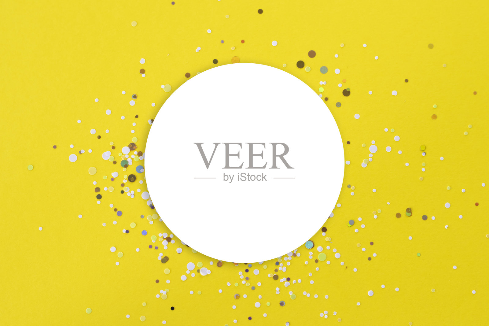 黄色背景与白色圆形模型在中心。金色的纸屑在它周围闪闪发光。照片摄影图片