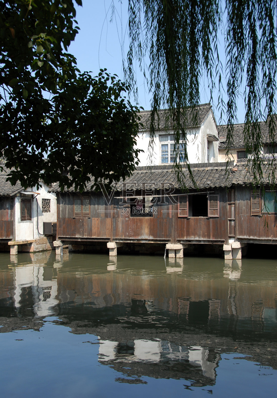中国乌镇运河旁的传统木屋照片摄影图片