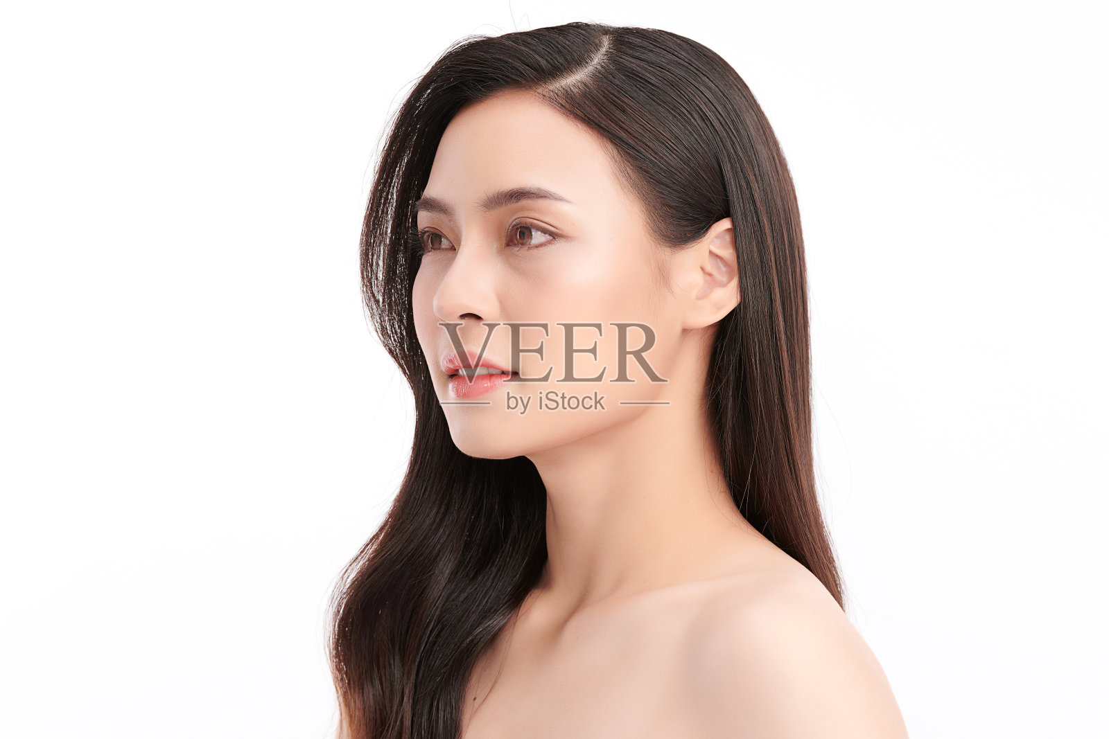 美丽年轻的亚洲女性与清洁新鲜的皮肤在白色的背景，面部护理，面部治疗，美容，美容和水疗，亚洲女性肖像。照片摄影图片