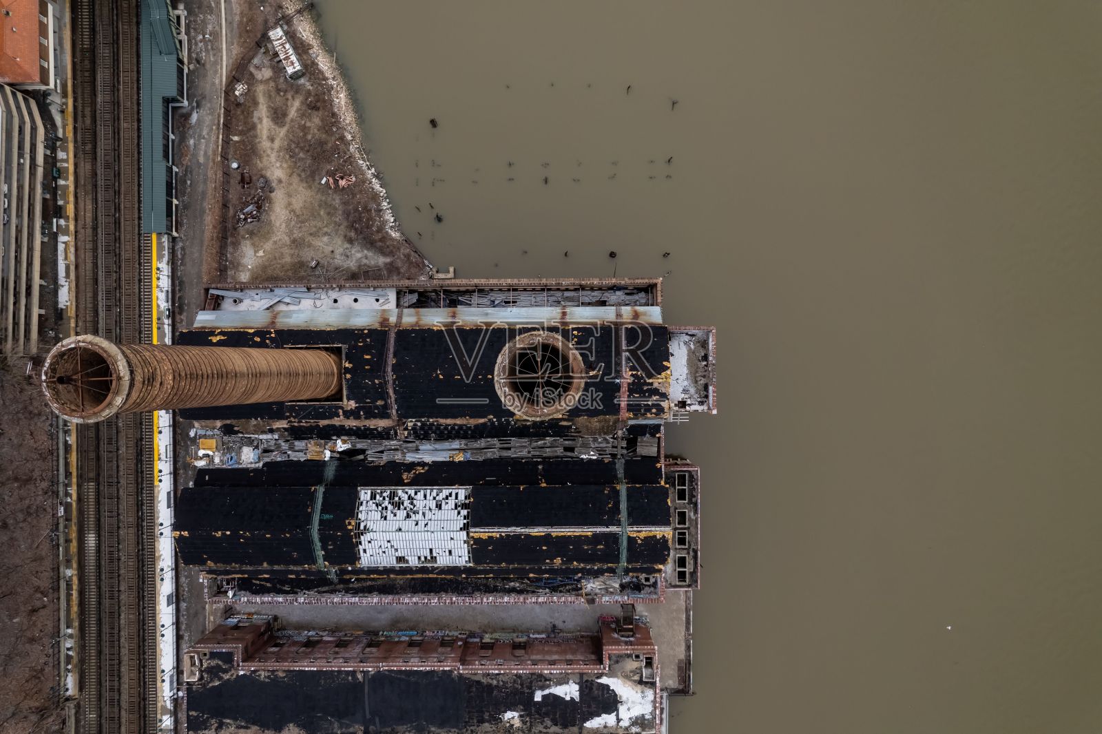 纽约哈德逊河上两个乡村工业烟囱的鸟瞰图照片摄影图片