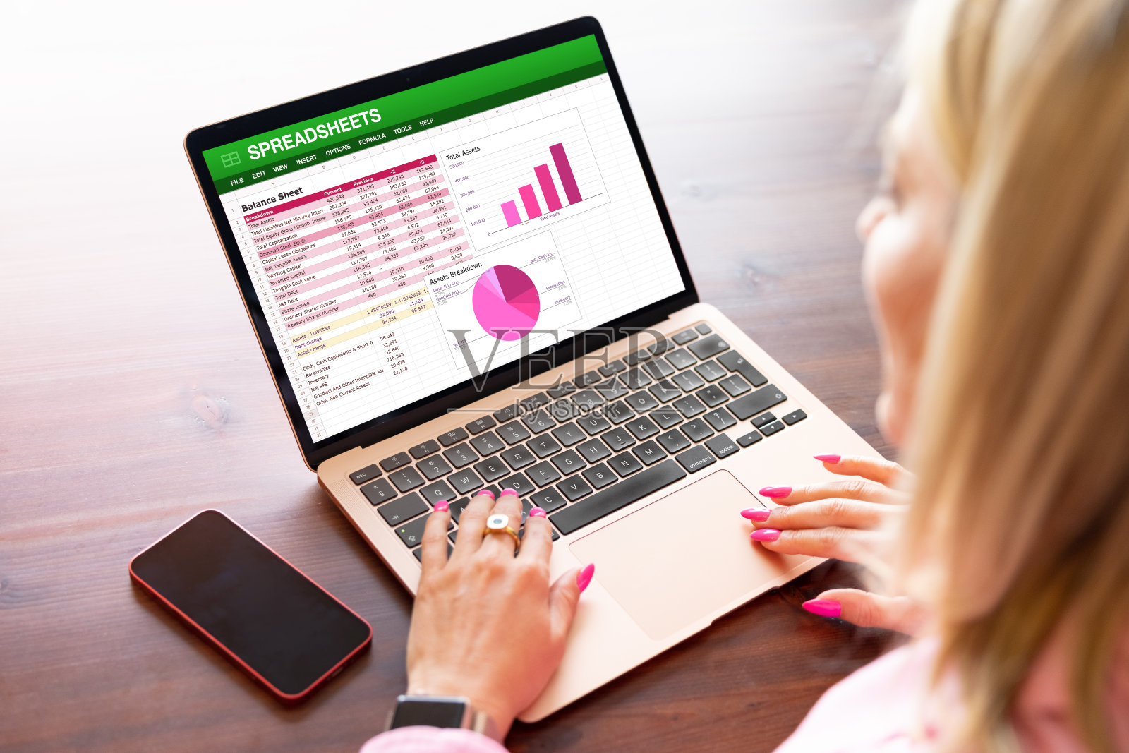 女人在笔记本电脑上工作电子表格照片摄影图片