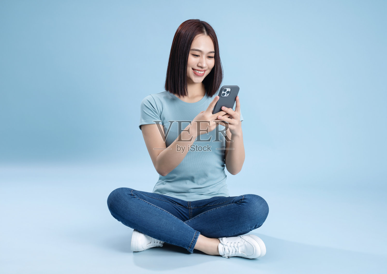 年轻的亚洲女性在背景上摆姿势的图像照片摄影图片