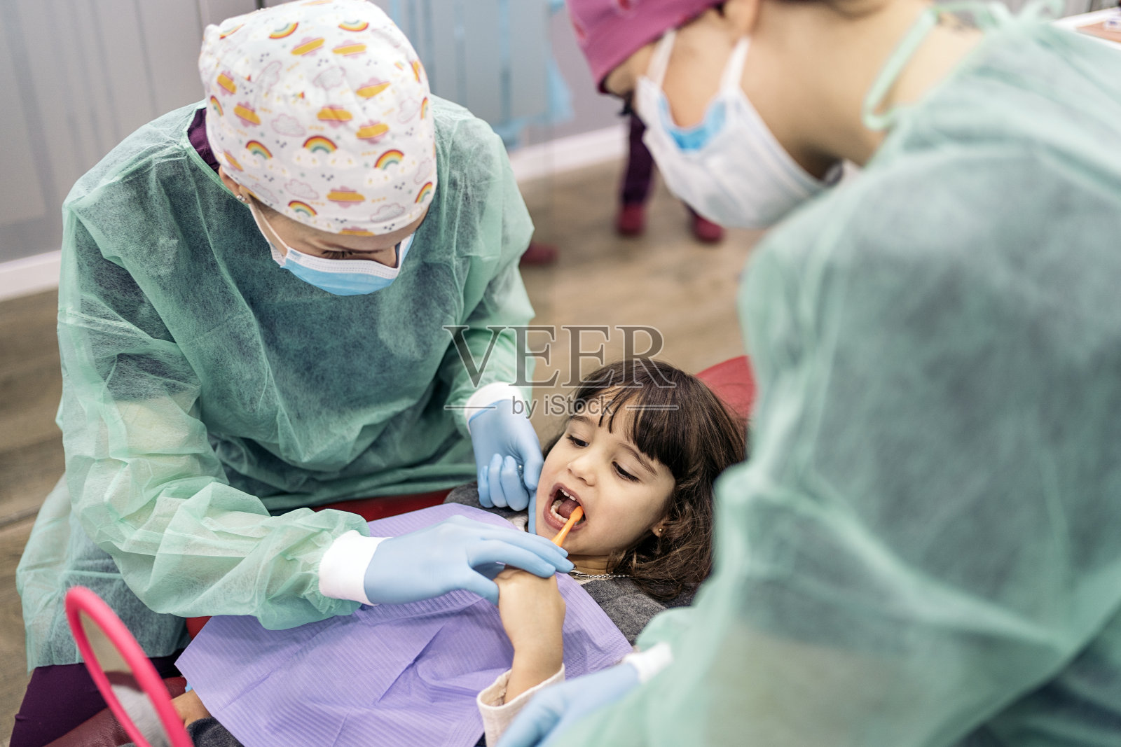 牙科诊所的小女孩照片摄影图片