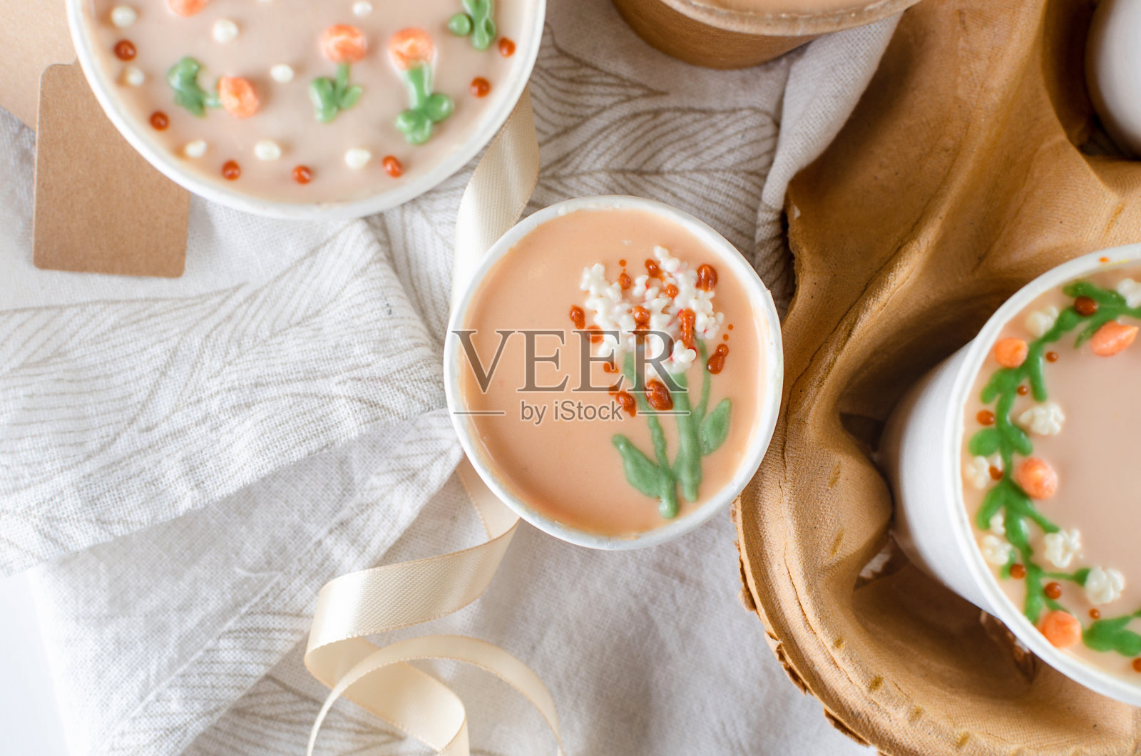 用一次性咖啡杯装的自制蛋糕，糖果新趋势，照片摄影图片