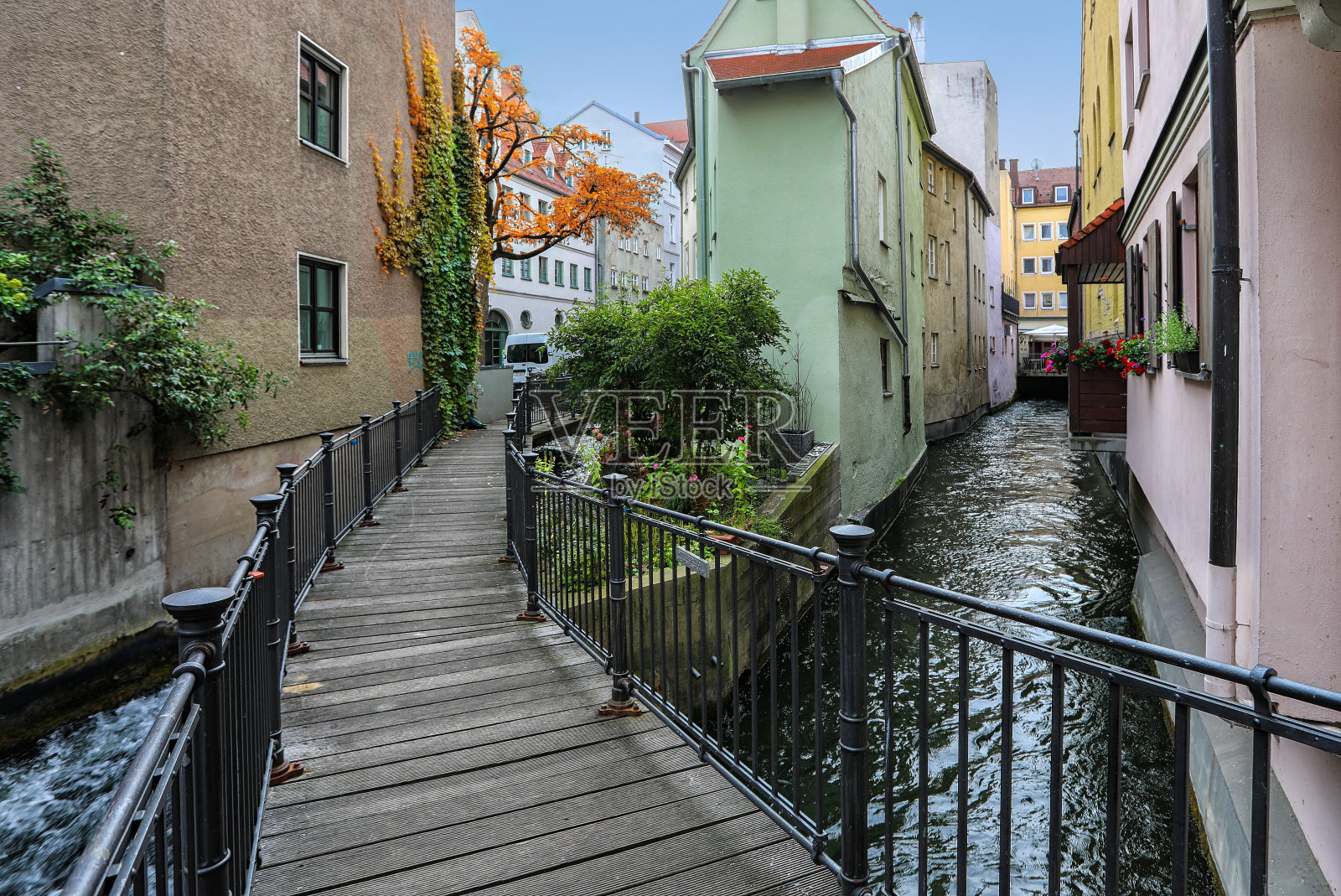 德国，欧洲，巴伐利亚，奥格斯堡，风景如画的老富格尔镇的街道上有历史建筑和房屋照片摄影图片