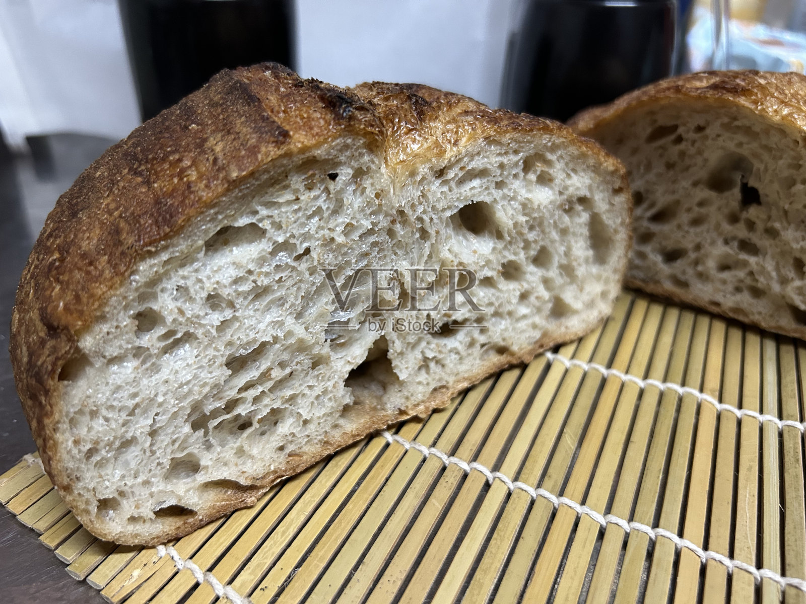 把酸面团放在竹托盘里做早餐。照片摄影图片