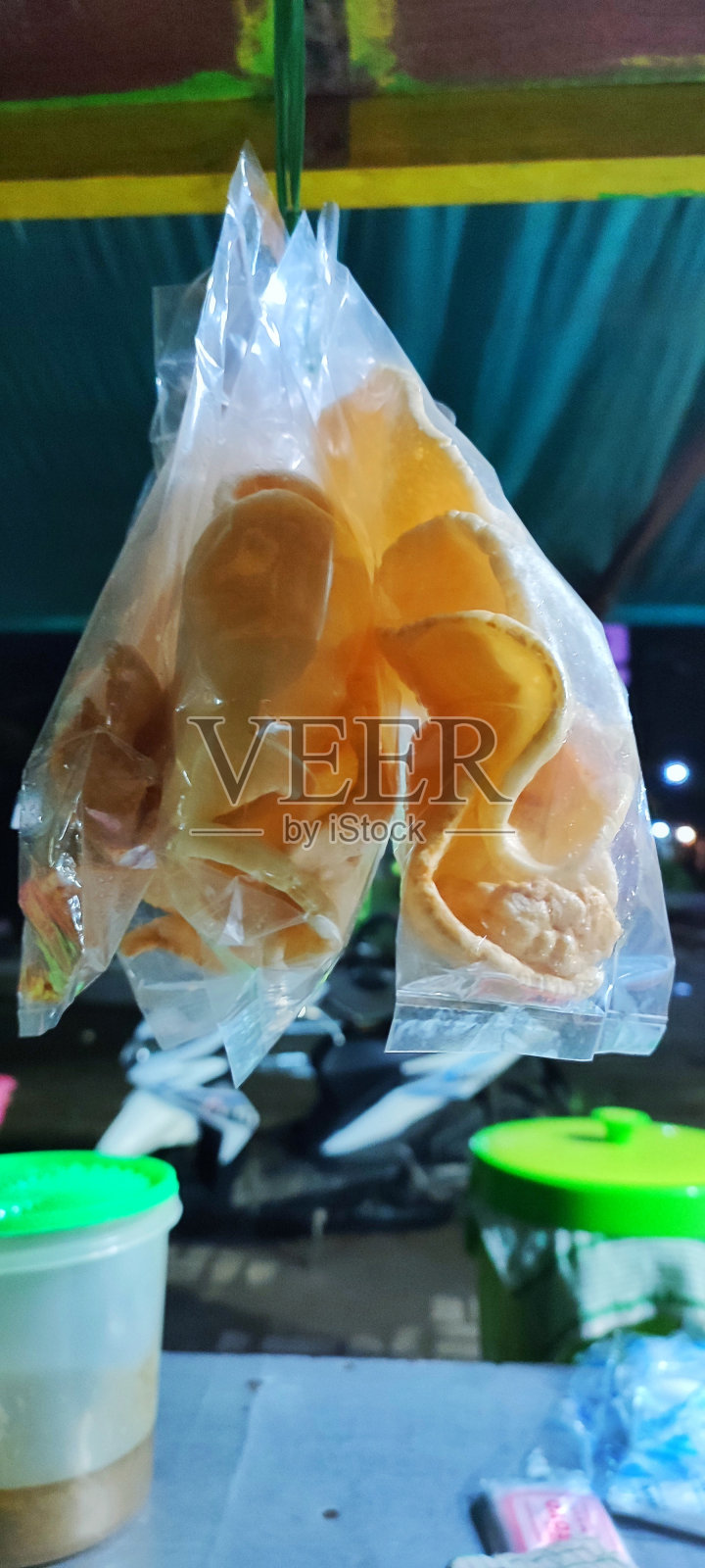 传统摊位前挂着小吃照片摄影图片