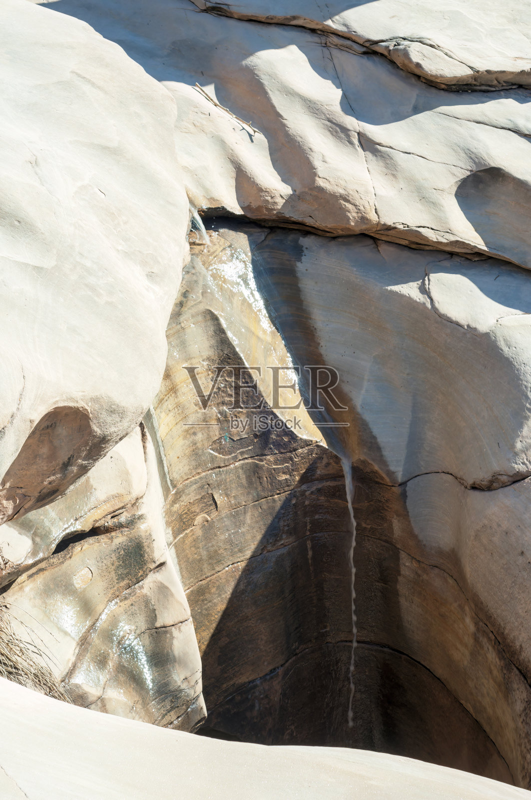 沙漠峡谷的春季径流照片摄影图片