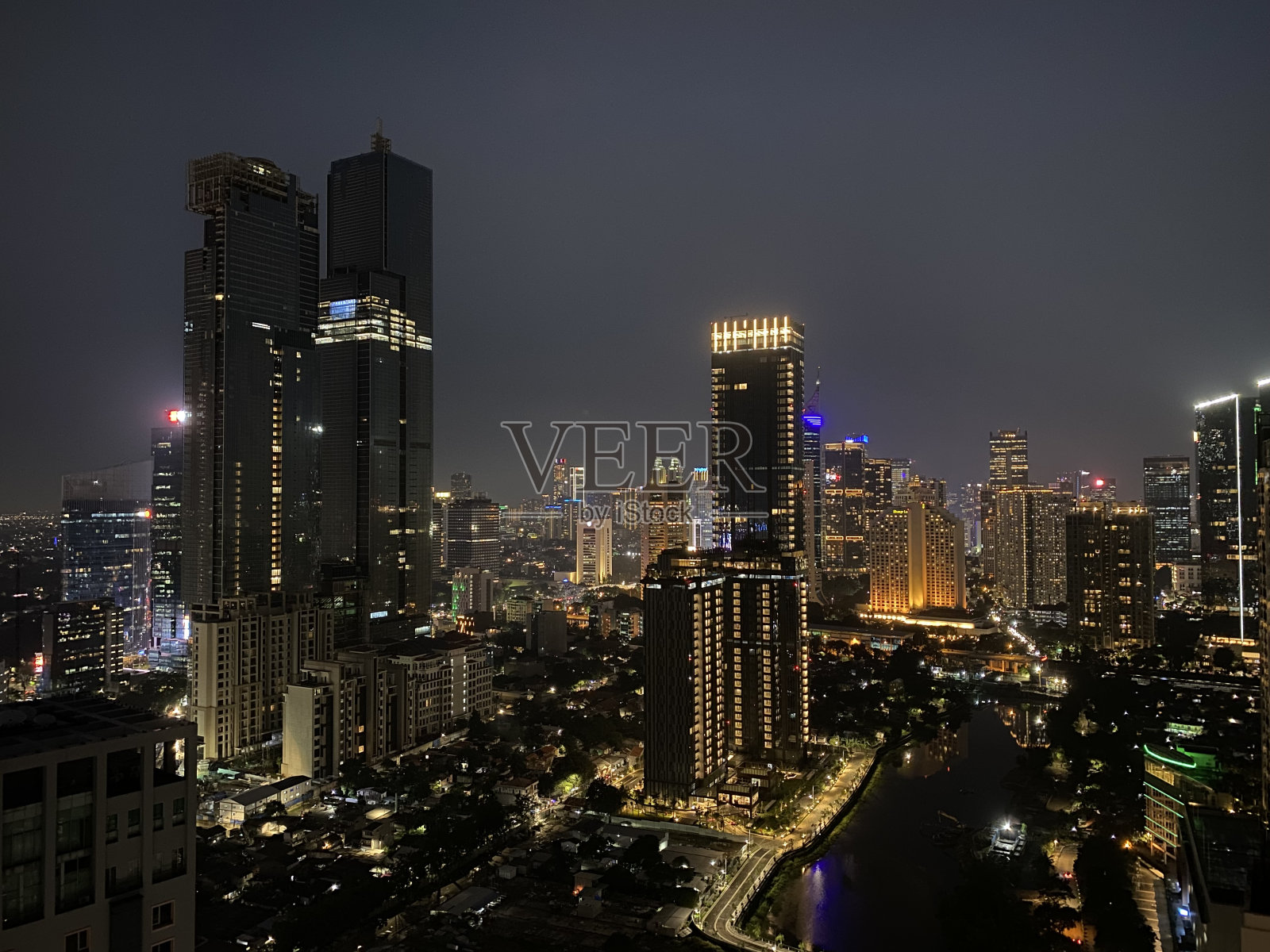 印度尼西亚雅加达夜间的建筑照片摄影图片