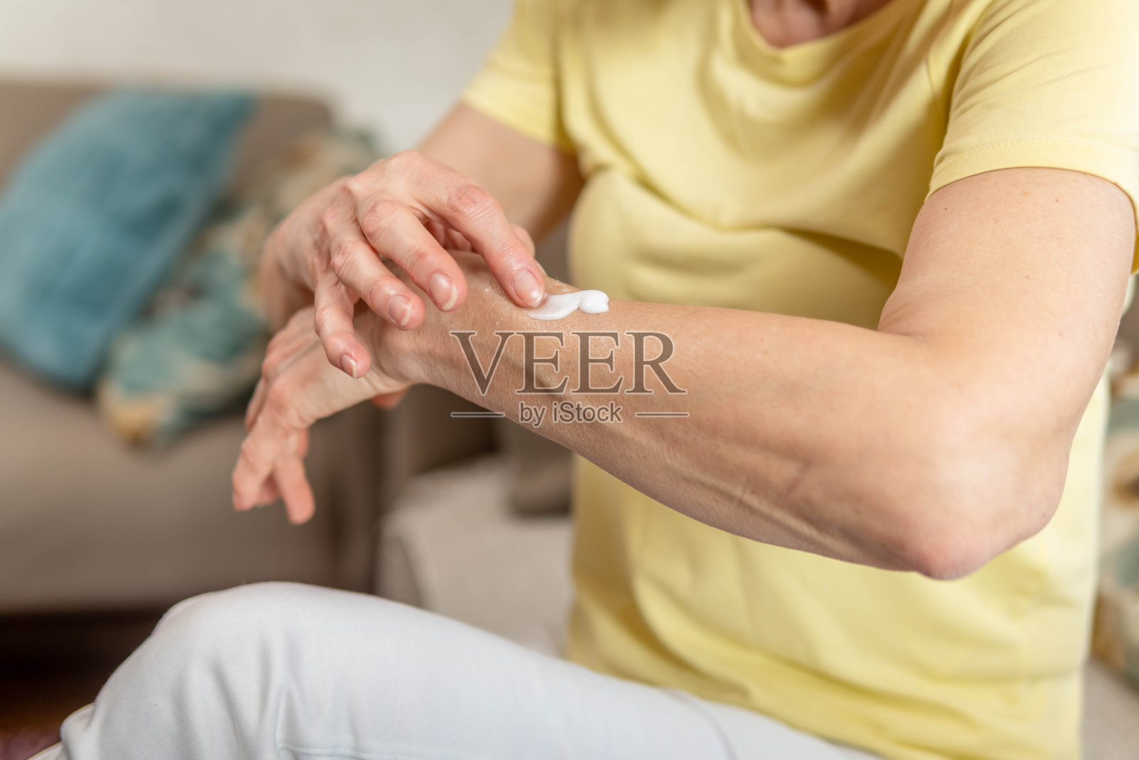 一名女子在前臂涂抹雌激素膏照片摄影图片