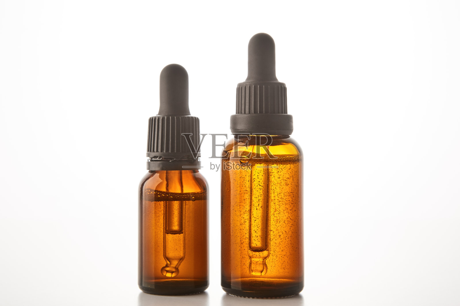 装有移液管的不同大小的玻璃容器。照片摄影图片