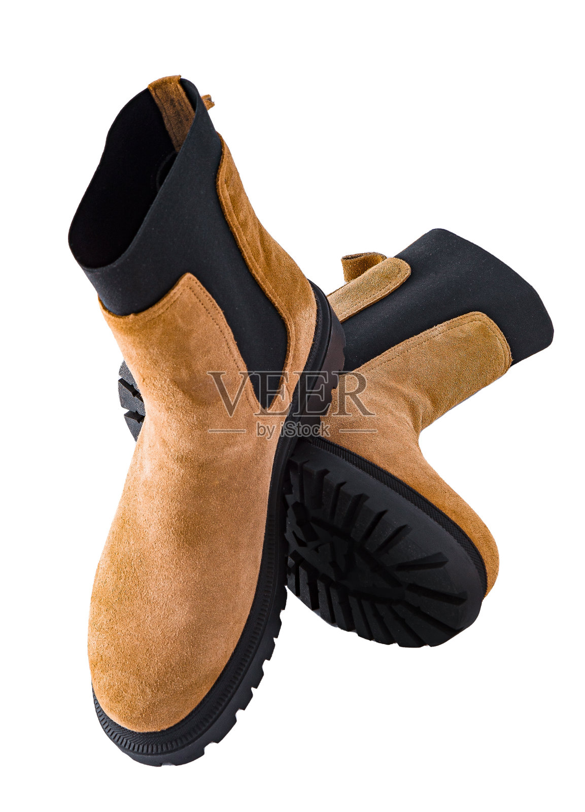 一双新的时髦的厚鞋底的靴子。麂皮皮鞋。米色棕色靴子孤立在白色背景上照片摄影图片