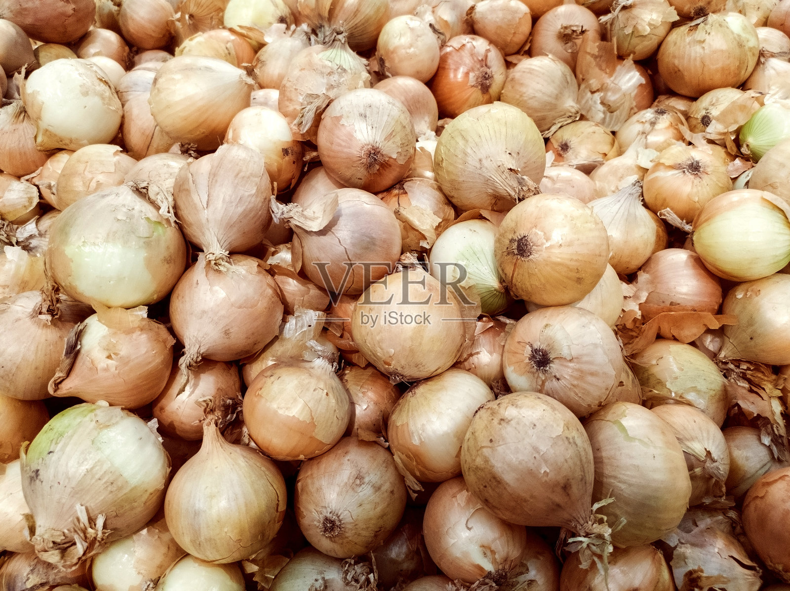 紫色洋葱的全帧镜头。新鲜的紫洋葱和一片洋葱片。照片摄影图片