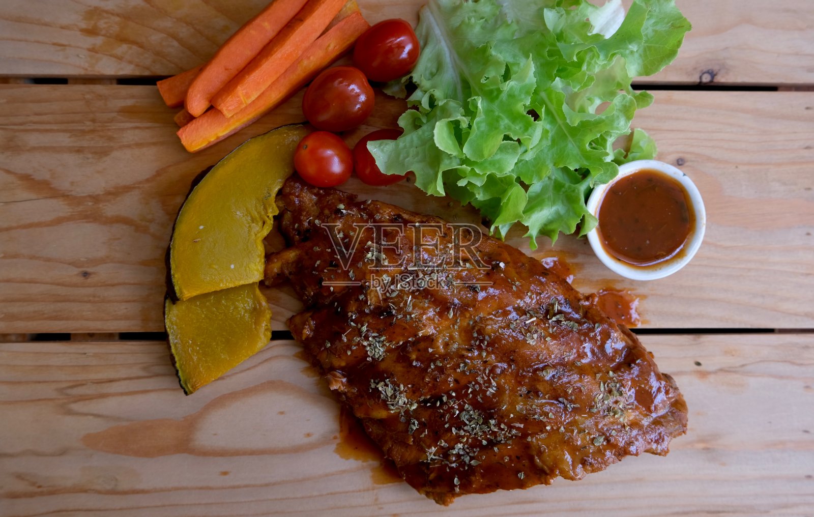 俯视图烤和烟熏排骨照片摄影图片