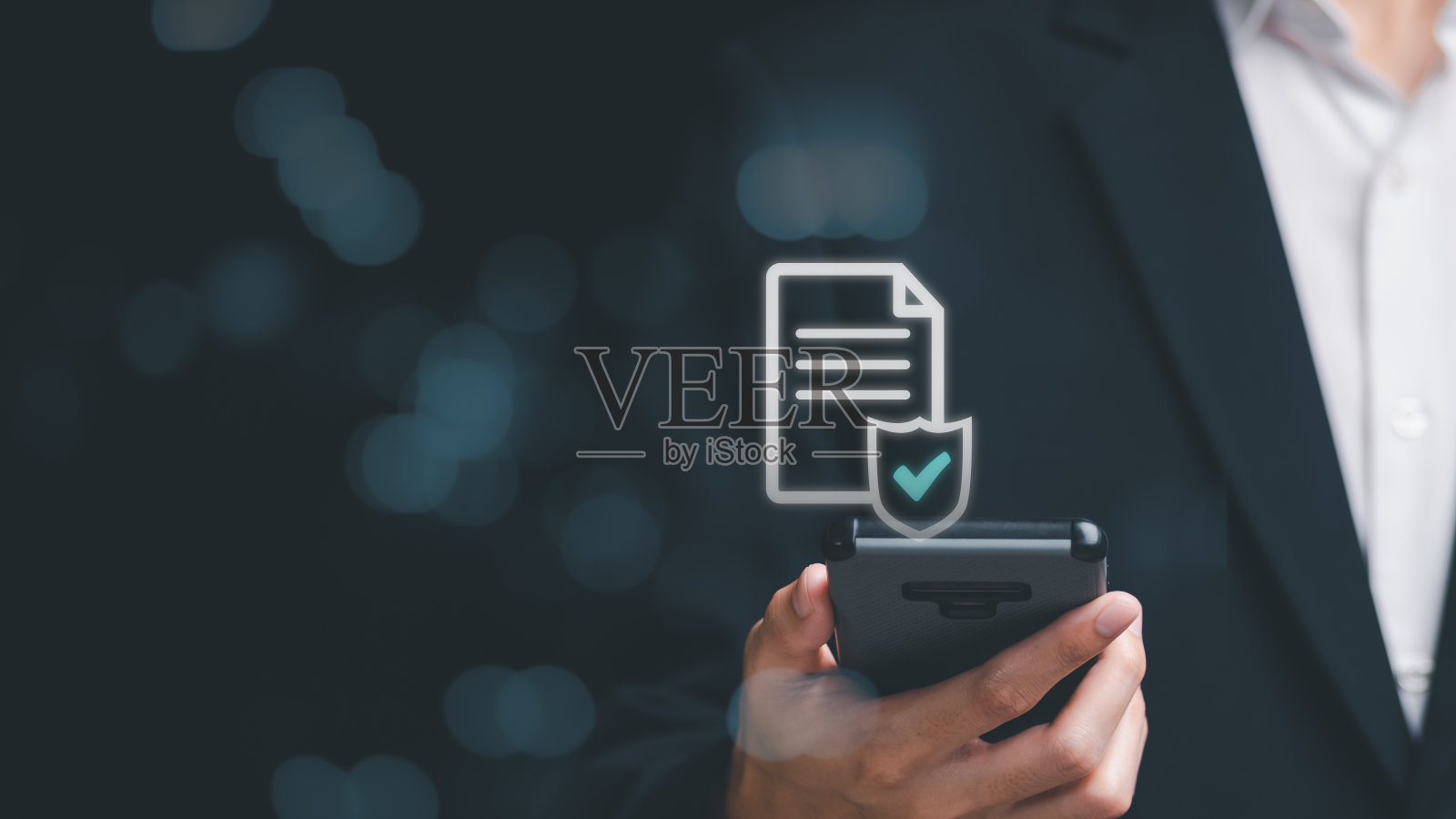 商人通过虚拟在线文档检查步骤，其中包含一系列复选框实践和政策概念，公司章程条款和条件，检查正确性照片摄影图片