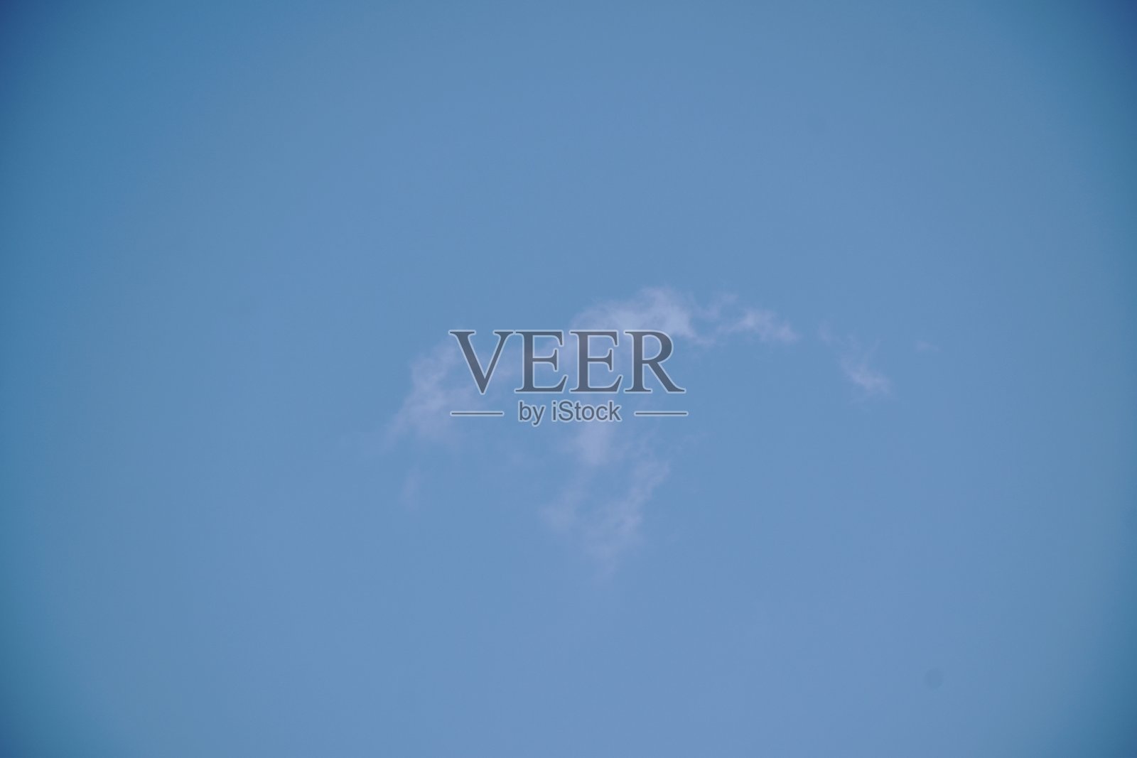 在晴朗的日子里，云在明亮的天空上蔓延照片摄影图片