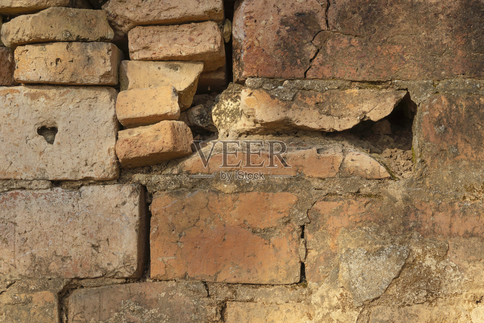 用红砖砌成，用水泥抹灰。自然风化。照片摄影图片