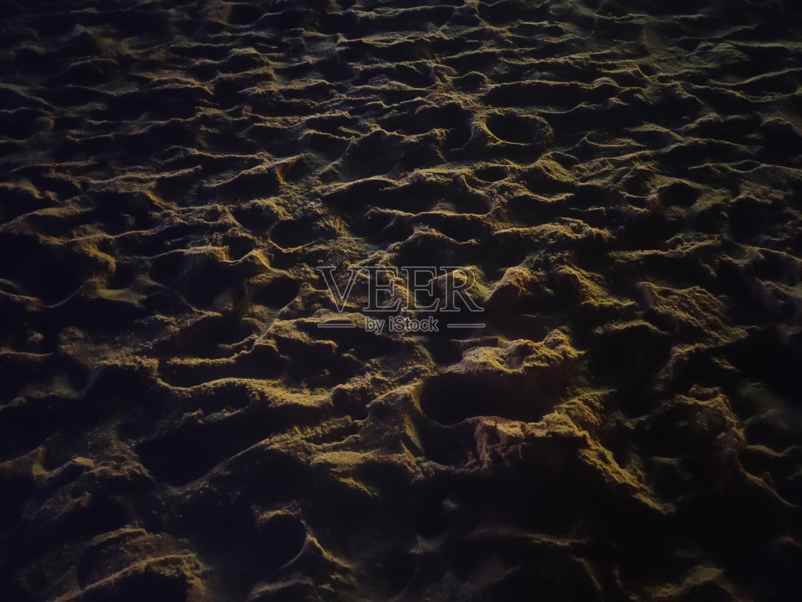 夜晚灯光下沙滩上的沙子照片摄影图片