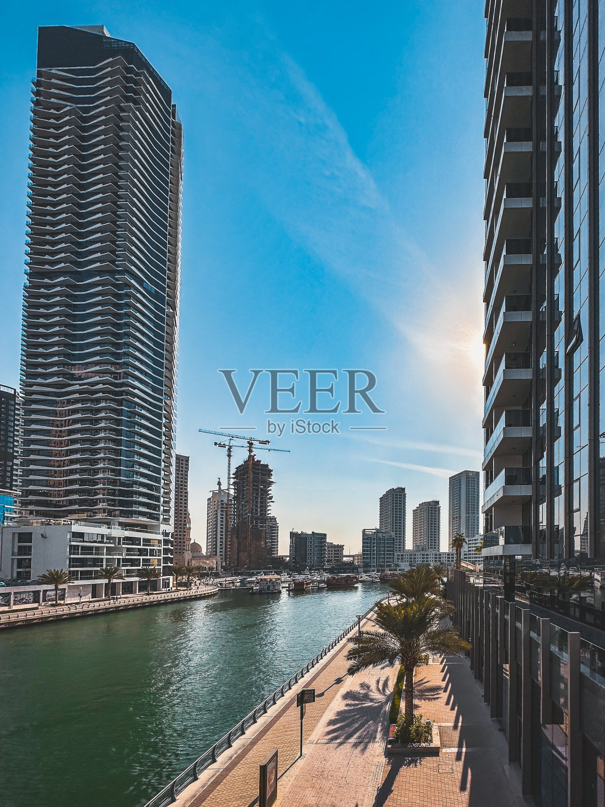 迪拜码头、港口、游轮和运河长廊日落景观，阿拉伯联合酋长国照片摄影图片