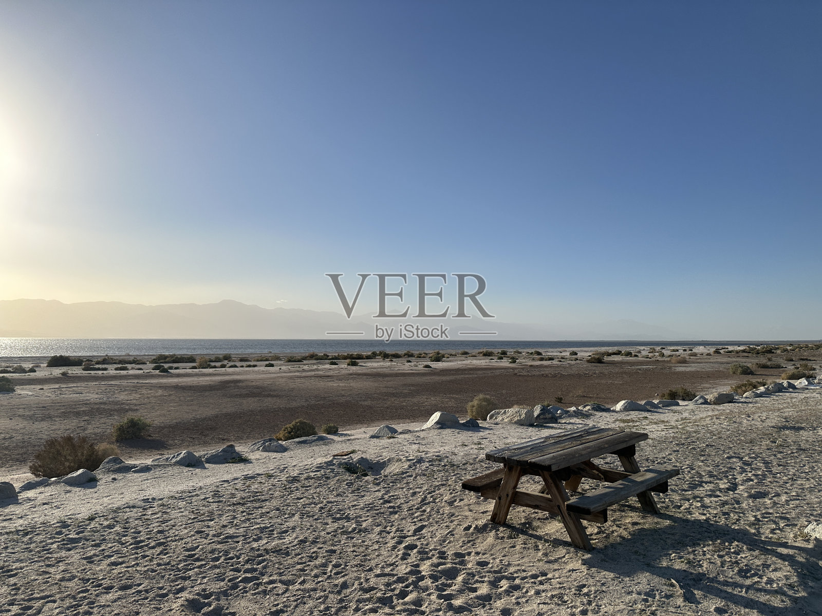 索尔顿海上空朦胧的山脉轮廓照片摄影图片