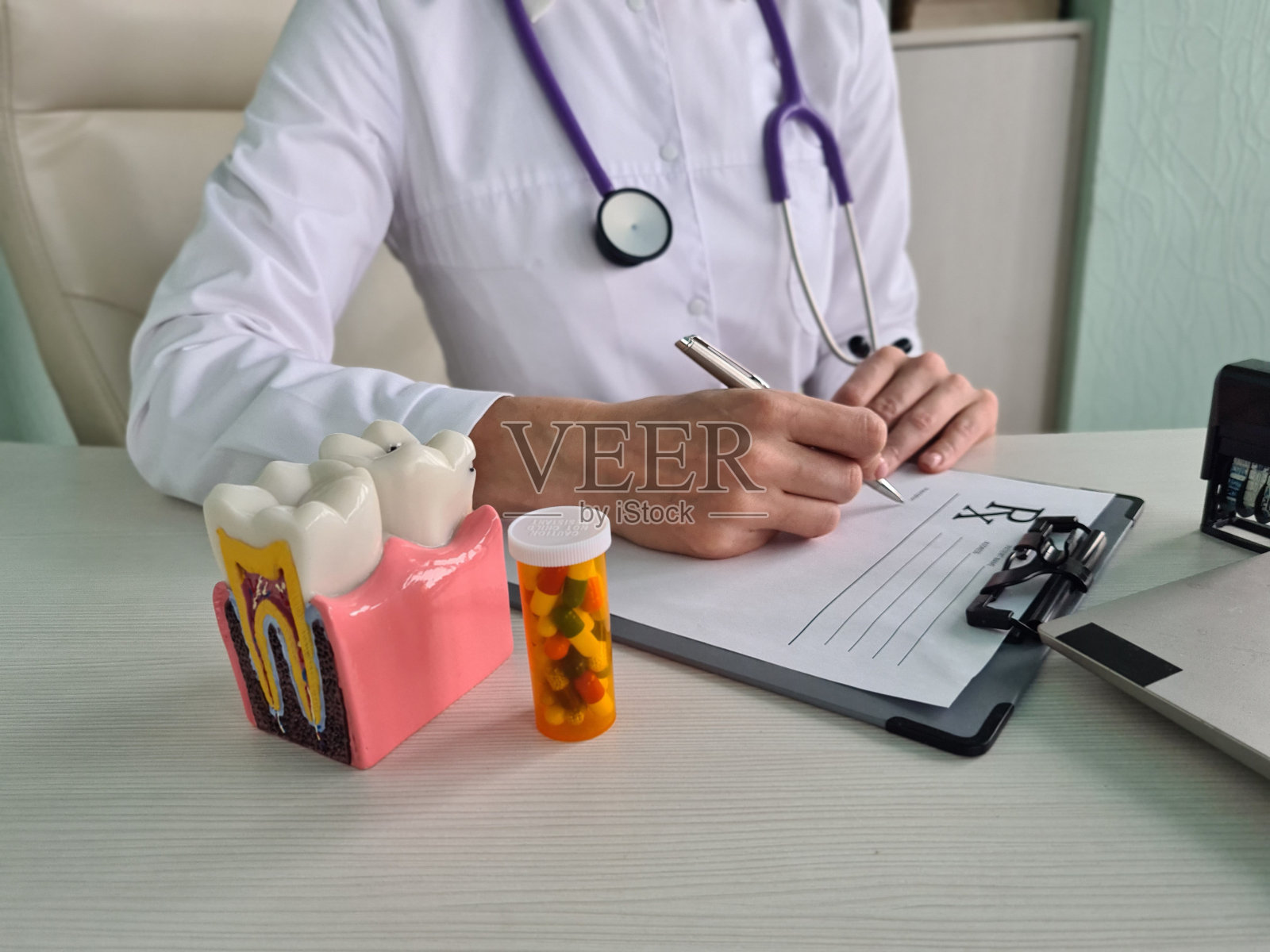 女牙医的工作是种植牙，并为牙科药物开处方照片摄影图片