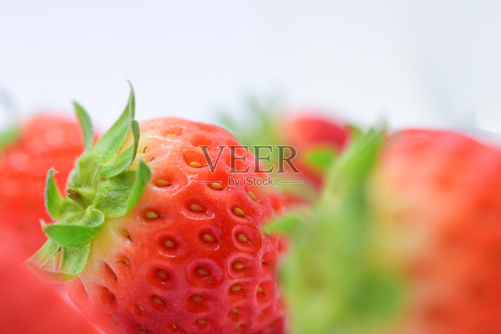 美丽新鲜的红色草莓孤立在白色背景上照片摄影图片