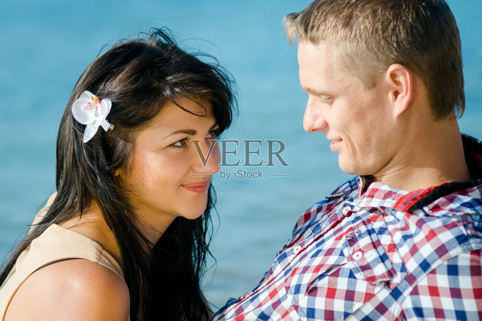 一个男孩和一个女孩在海边散步照片摄影图片