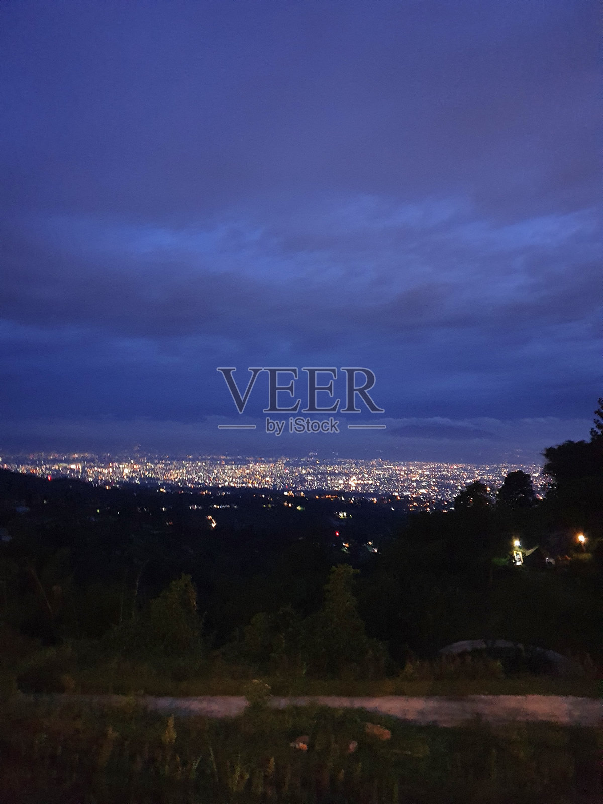 黄昏蓝天城市之光照片摄影图片