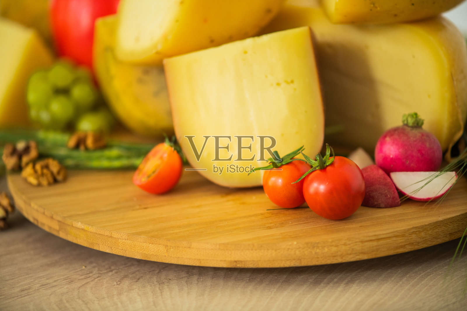 波斯尼亚传统奶酪装在木制容器里，白色背景上有辣椒、胡椒和洋葱照片摄影图片