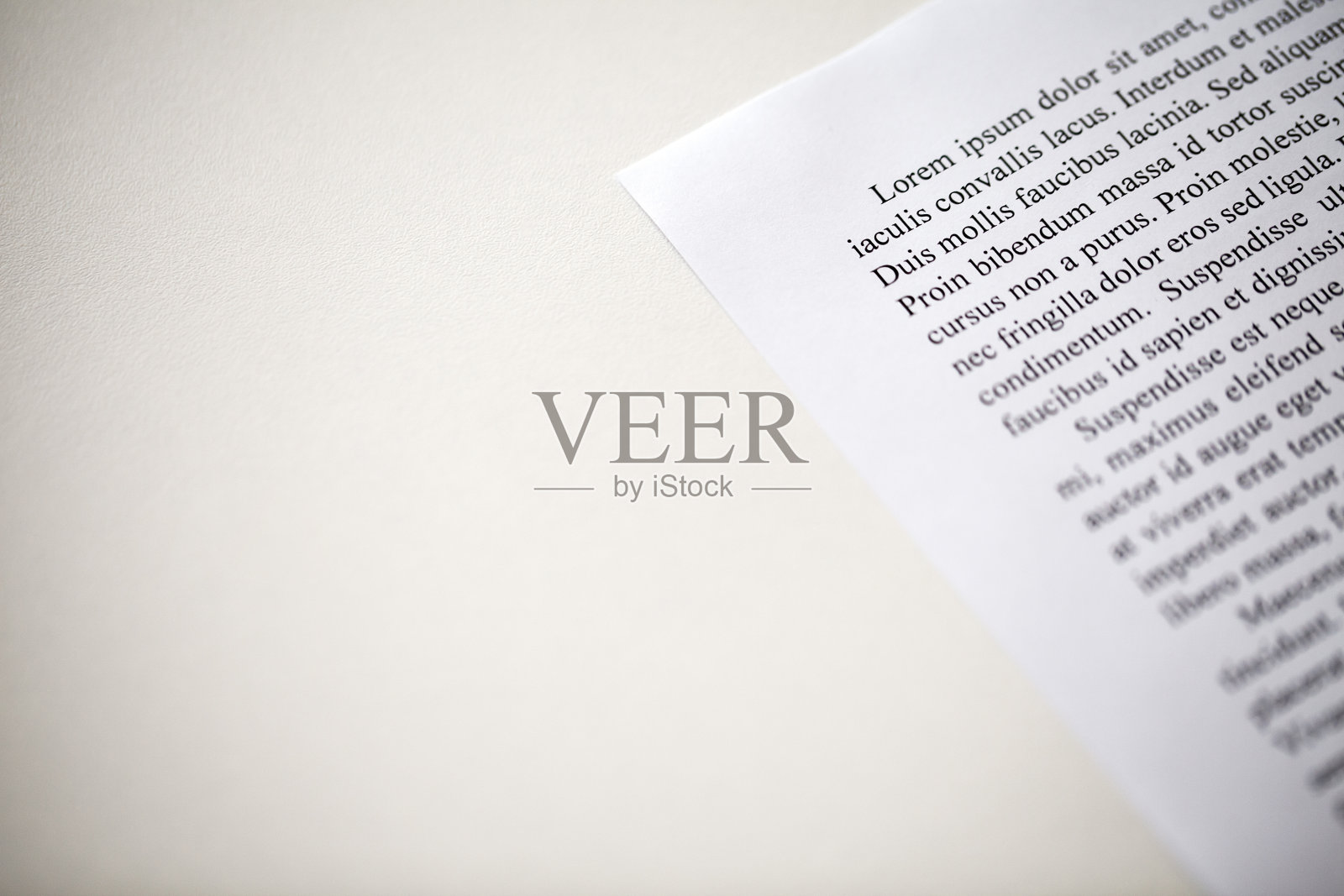 Lorem Ipsum文本打印在纸上的顶部段落，文档样本，复制文本的空间，侧视图，选择性焦点照片摄影图片